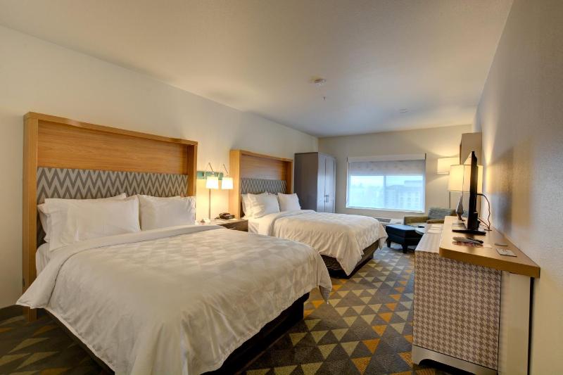 Standard Queen Room with Two Queen Beds image 3