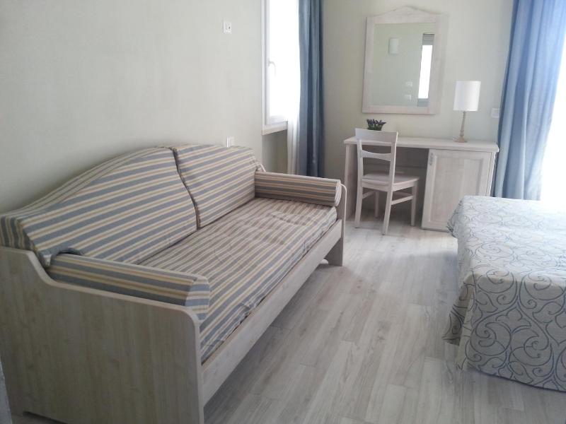Triple Room with Sea View image 2