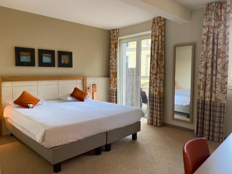 Double Room with Balcony image 3