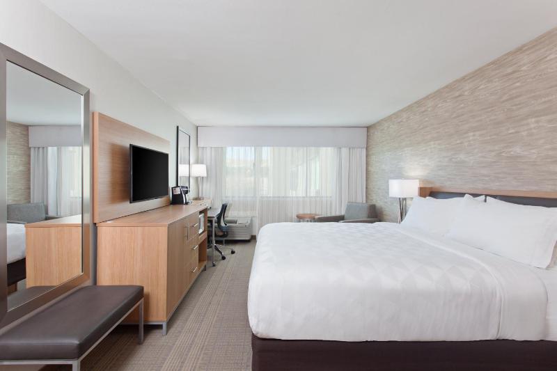 Standard King Room image 2