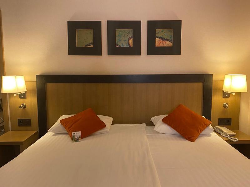Standard Double Room image 4