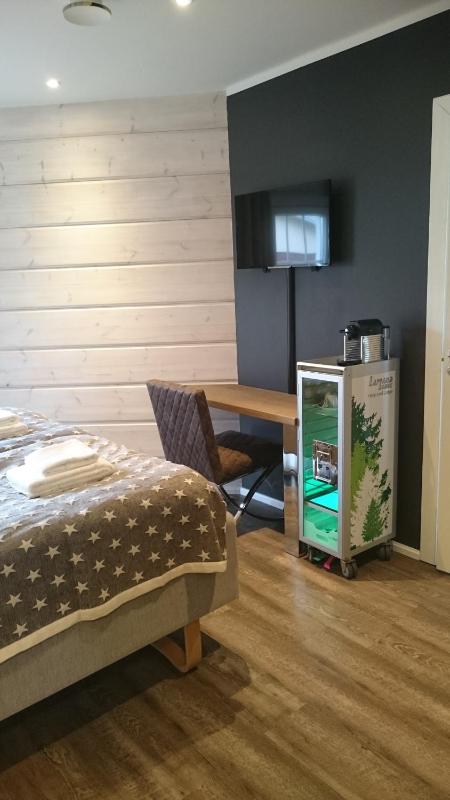Deluxe Single Room with Private Bathroom image 2