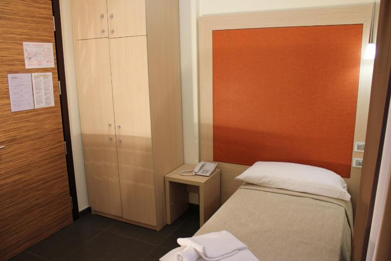 Single Room image 4