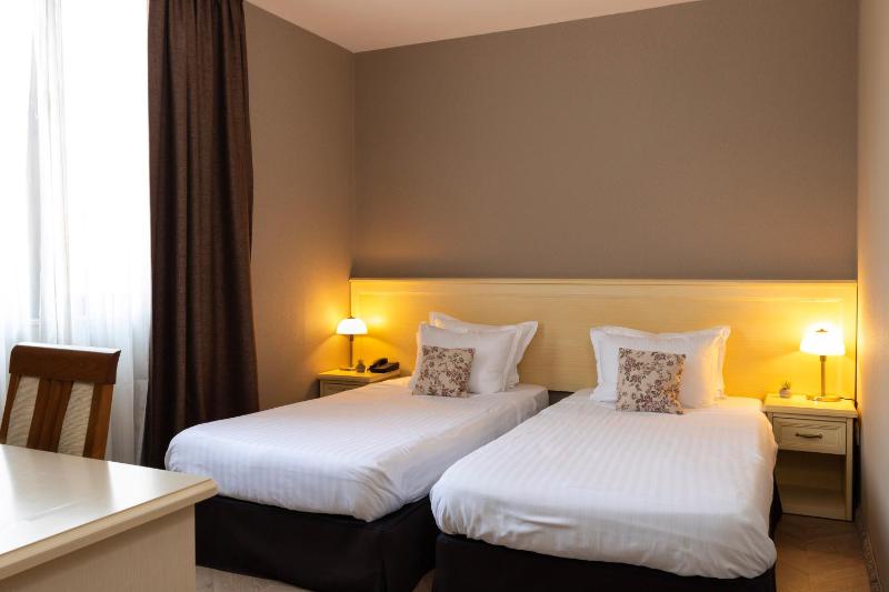 Studio with Twin Beds image 1