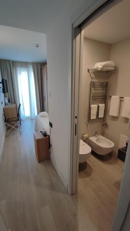 Deluxe Single Room with Balcony image 1
