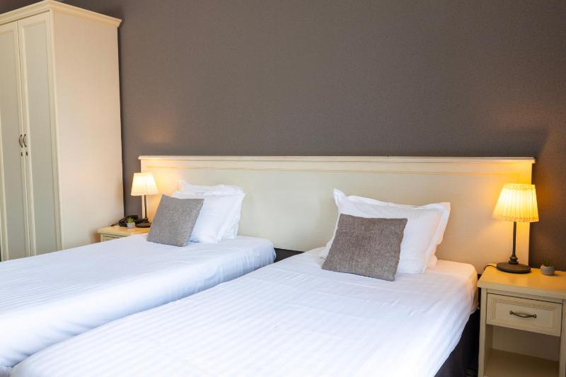 Twin Room image 1