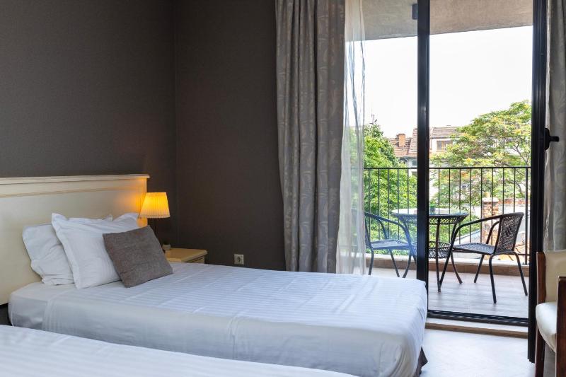 Twin Room image 3