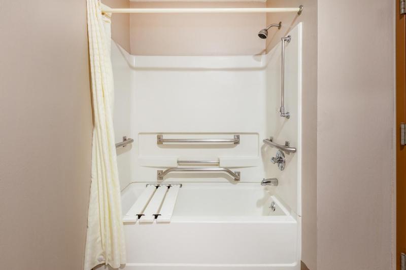 Double Room With 2 Double Beds - Mobility Accessible/ Non-Smoking image 4