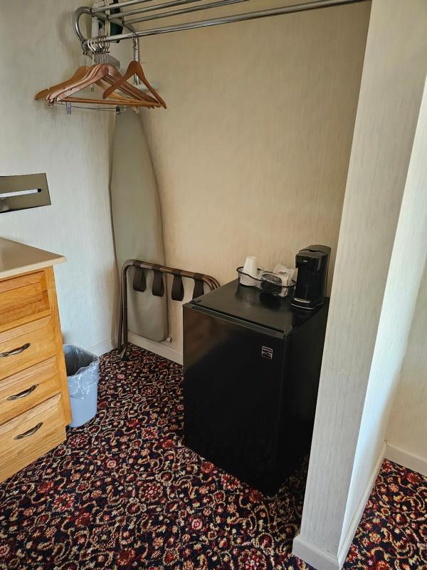 Standard Single Queen Room - Non-Smoking  image 4