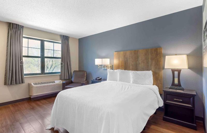 Queen studio with 1 Queen Bed - Disability Access/Non-Smoking image 1