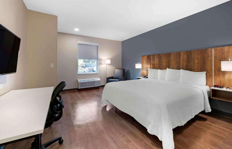 Studio with 1 King Bed - Non-Smoking image 1
