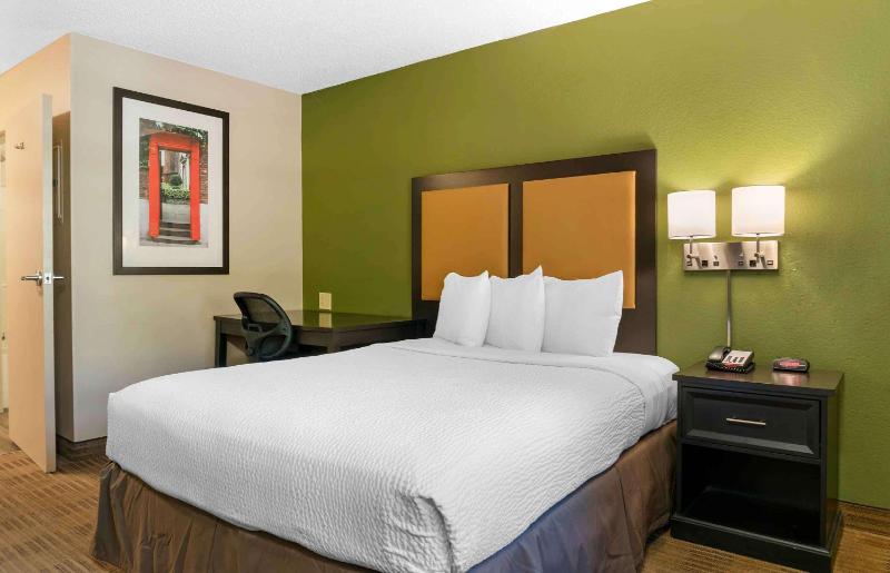 Queen studio with 1 Queen Bed - Disability Access/Non-Smoking image 1