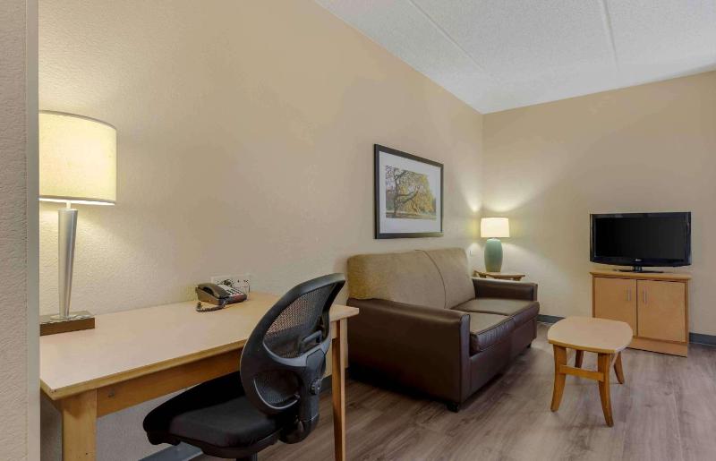Deluxe Studio with Two Queen Beds - Non-Smoking image 2