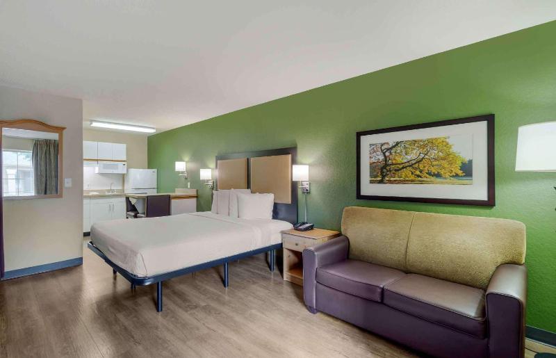 Deluxe Studio with 1 King Bed - Non-Smoking image 3