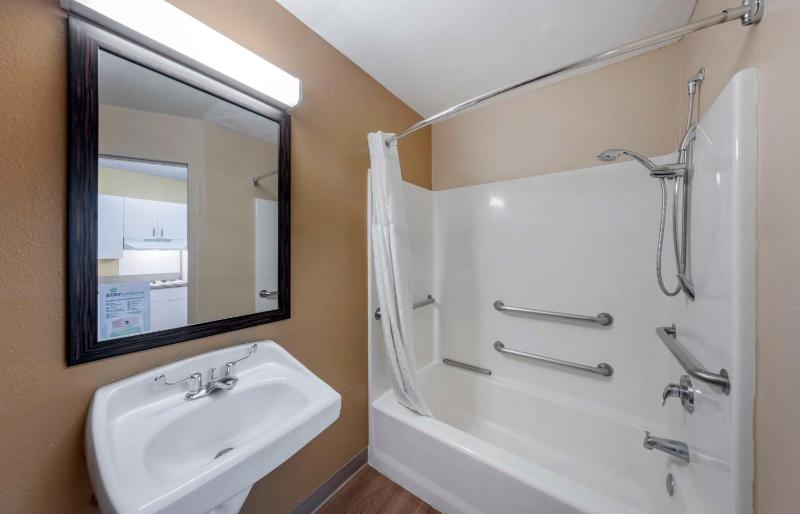 Queen studio with 1 Queen Bed - Disability Access/Non-Smoking image 2
