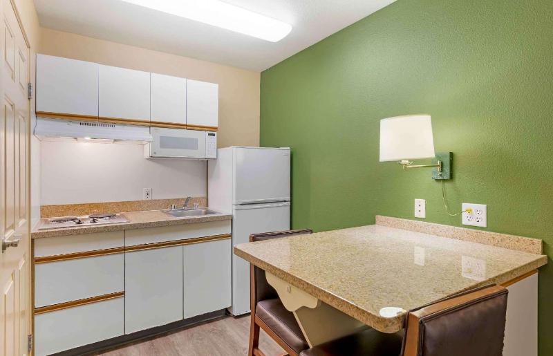 Deluxe Studio with 1 King Bed - Non-Smoking image 2