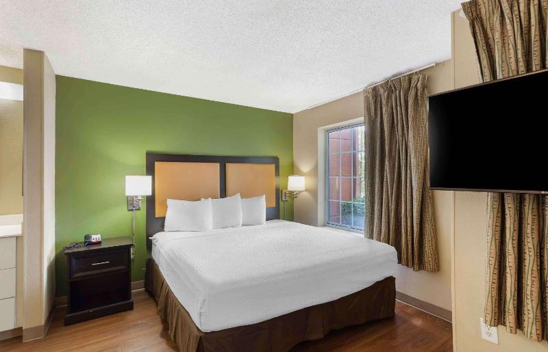 Deluxe Studio with 1 King Bed - Non-Smoking image 1