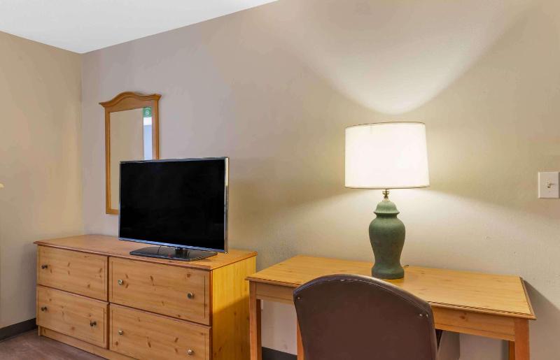 Deluxe Studio with 1 King Bed - Non-Smoking image 4