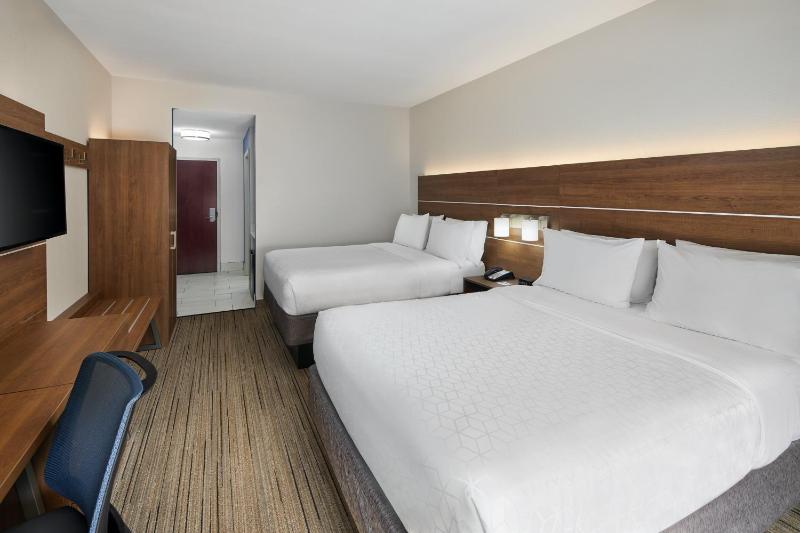 Standard Queen Room with Two Queen Beds image 2