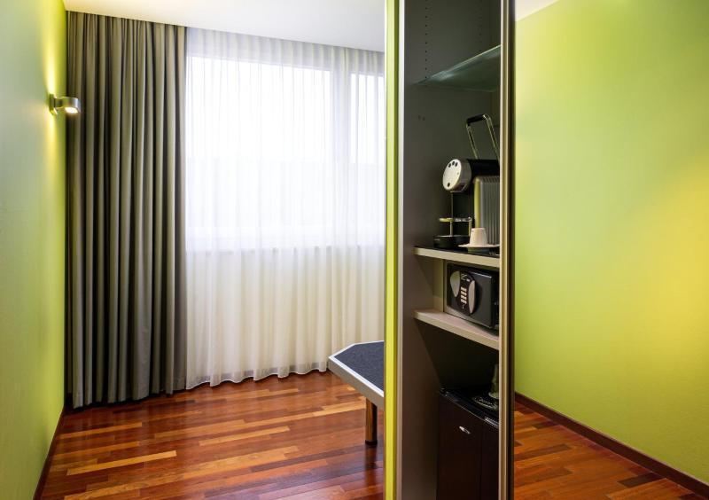 Premium Corner King Room image 4