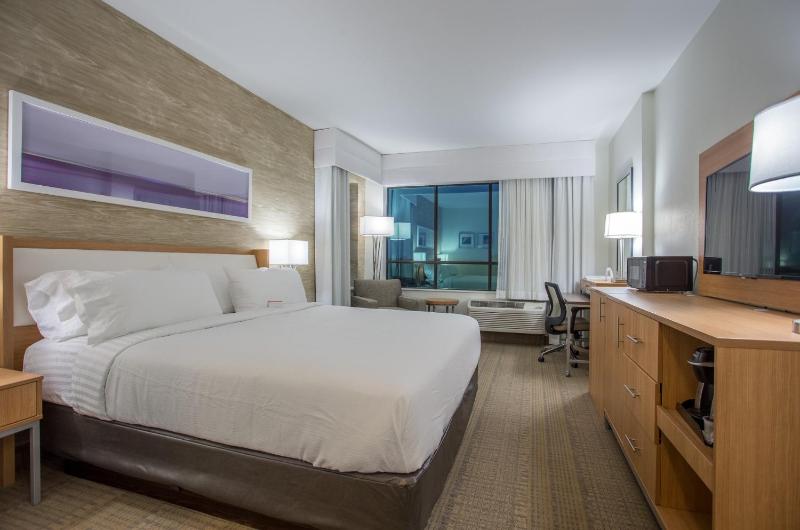 1 King Feature W/ In-room Drinks-Snacks image 3