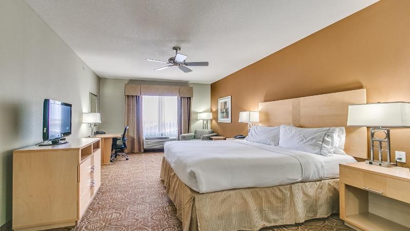 Standard King Room image 2