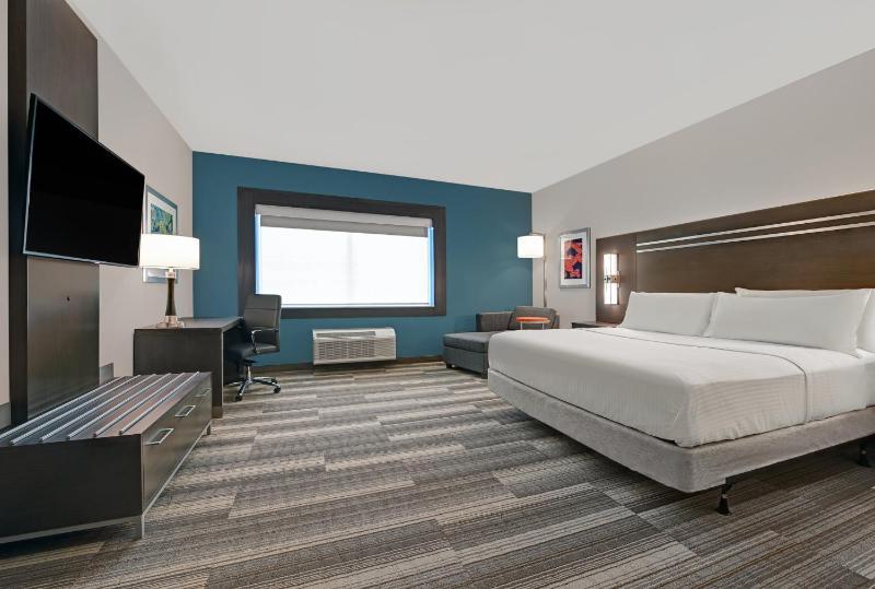 Standard King Room image 4