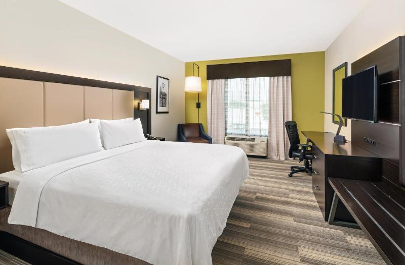 Standard King Room image 2