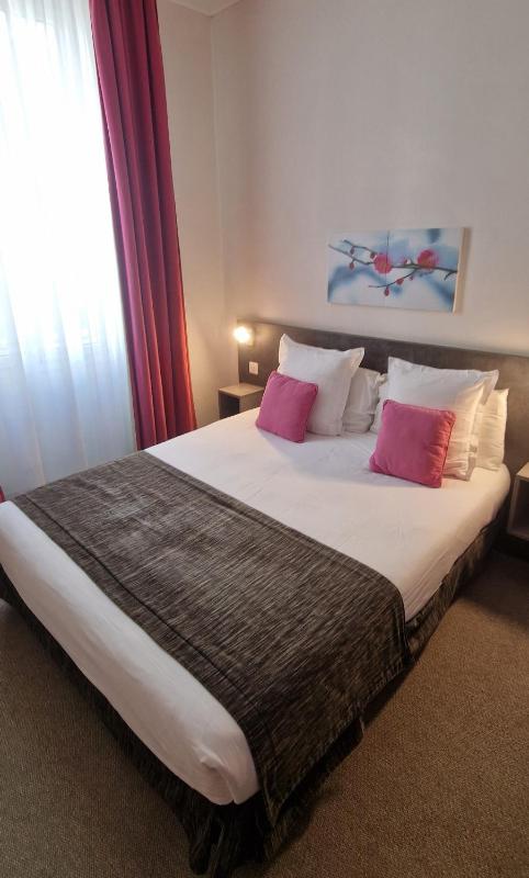 Standard Double or Twin Room - Street Side image 1