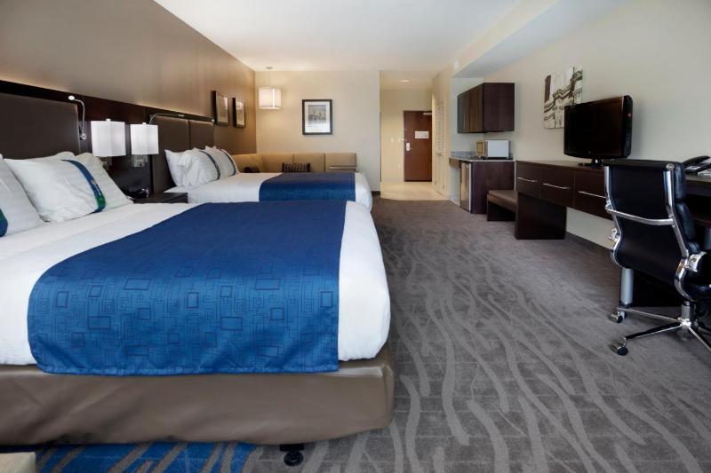 Standard Queen Room with Two Queen Beds image 2