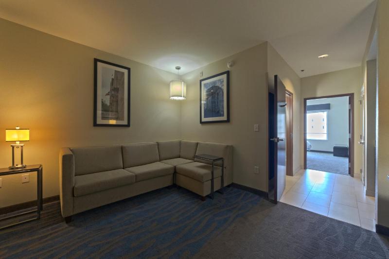 Standard King Room image 3