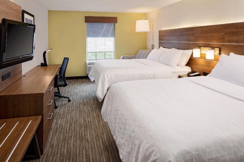 Standard Queen Room with Two Queen Beds image 2