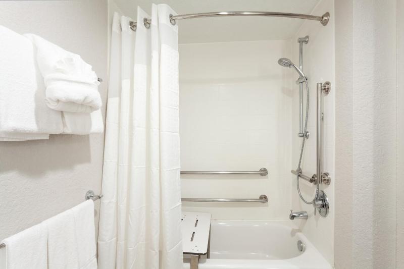 Standard King Room with Accessible Tub - Mobility Access image 2
