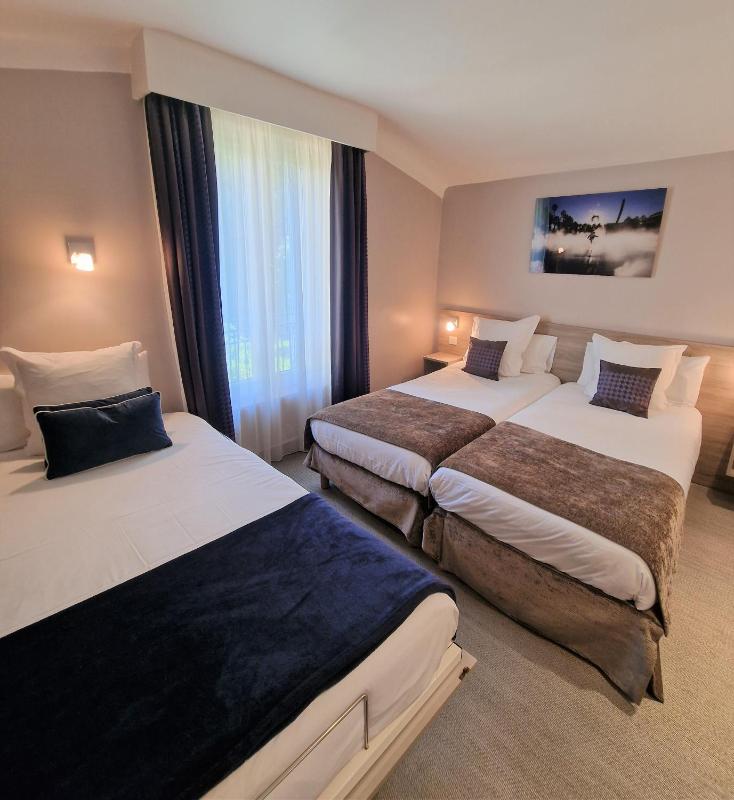 Triple Room with patio view image 4