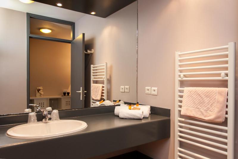 Double Room with Pool Access image 2