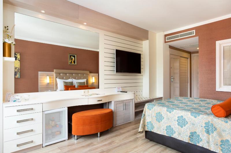 Standard Land View Room image 4