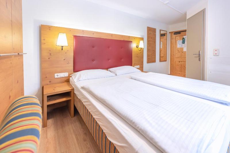 Standard Double Room image 3