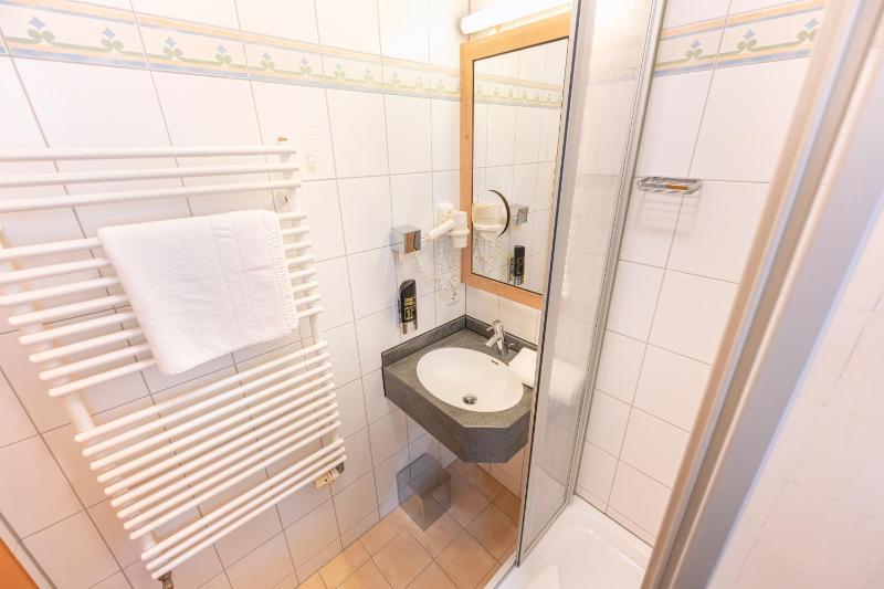 Standard Twin Room image 3