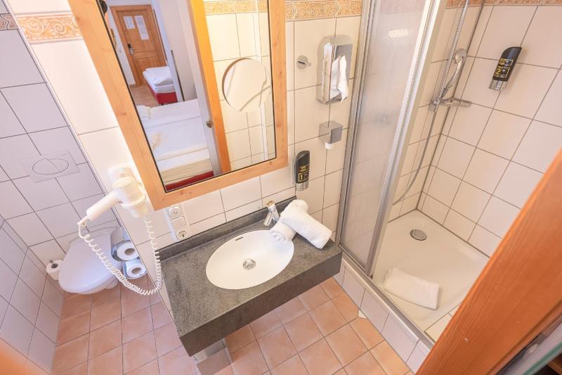 Standard Twin Room image 2