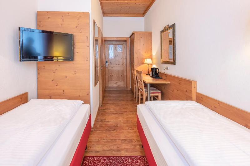 Standard Twin Room image 1