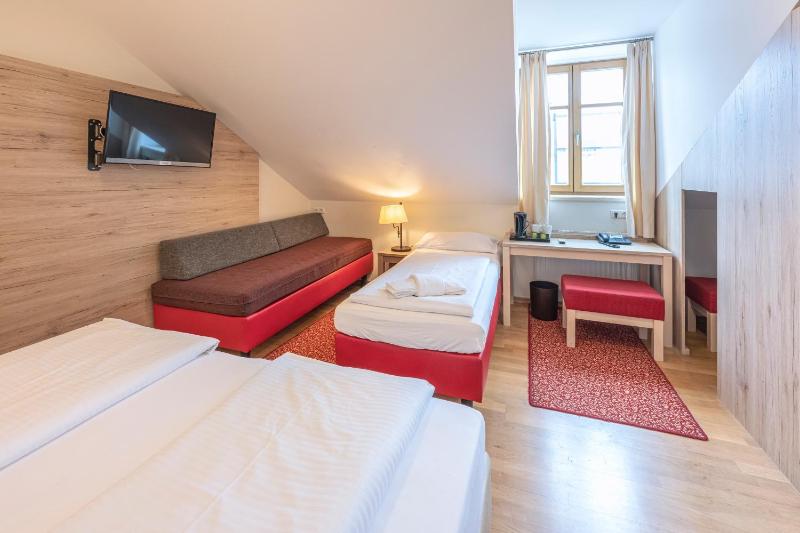 Standard Quadruple Room image 1