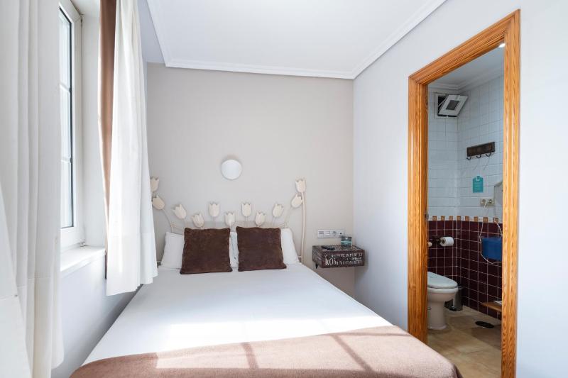 Single Room image 3