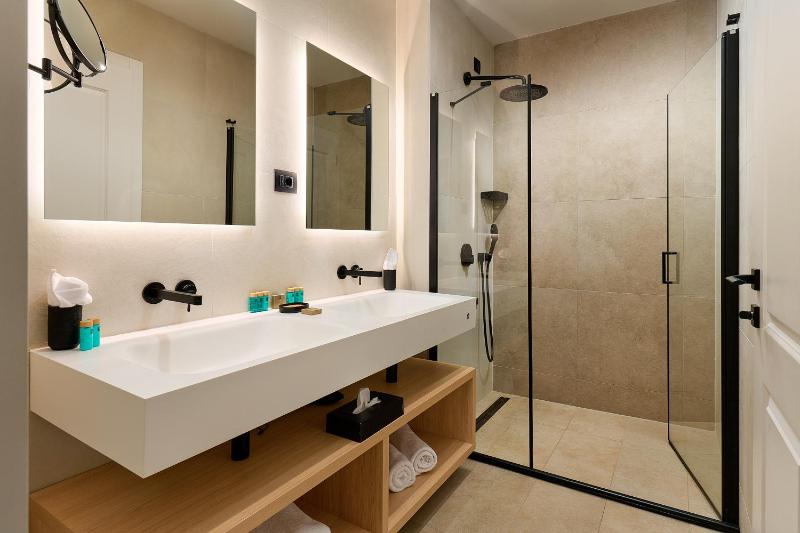 Deluxe Double or Twin Room with Skylight - Attic image 4