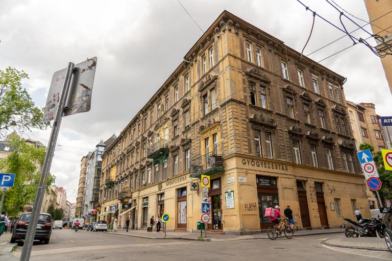 Glam Downtown Apartments - image 2