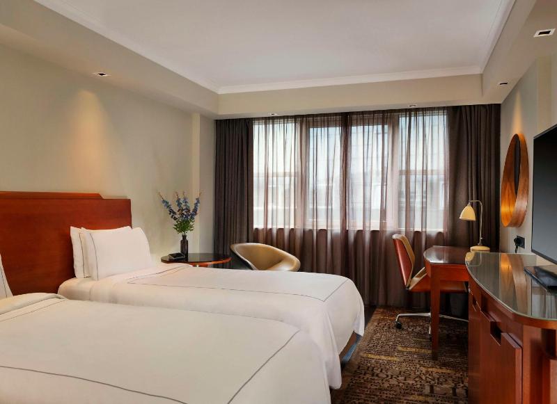 Superior Twin Room image 3