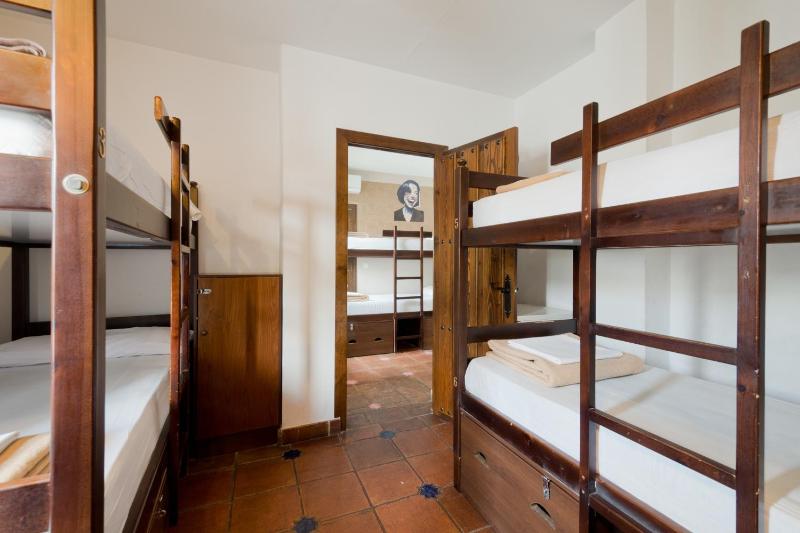 Bed in 8-Bed Mixed Dormitory Room image 3