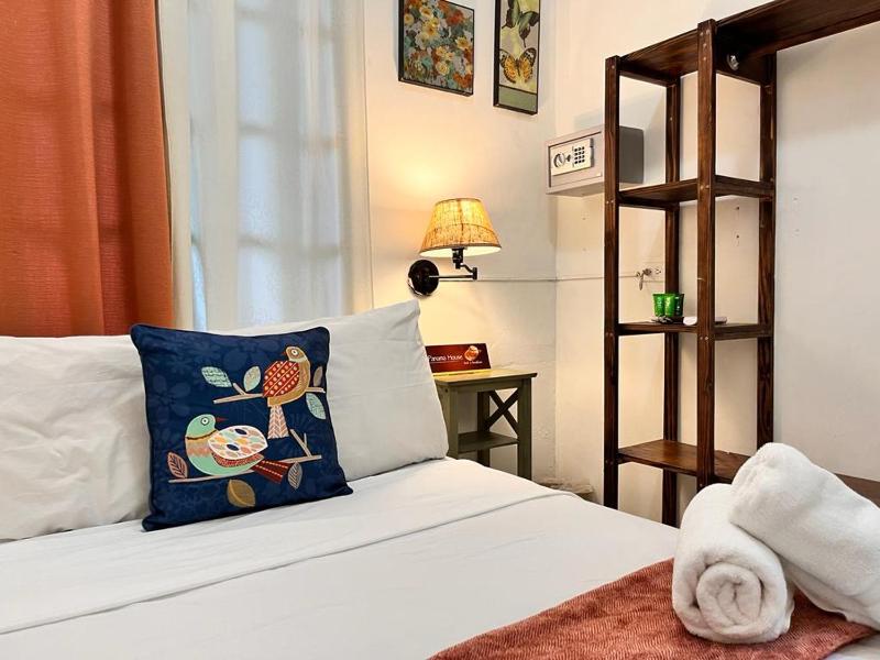 Double Room with Shared Bathroom image 2