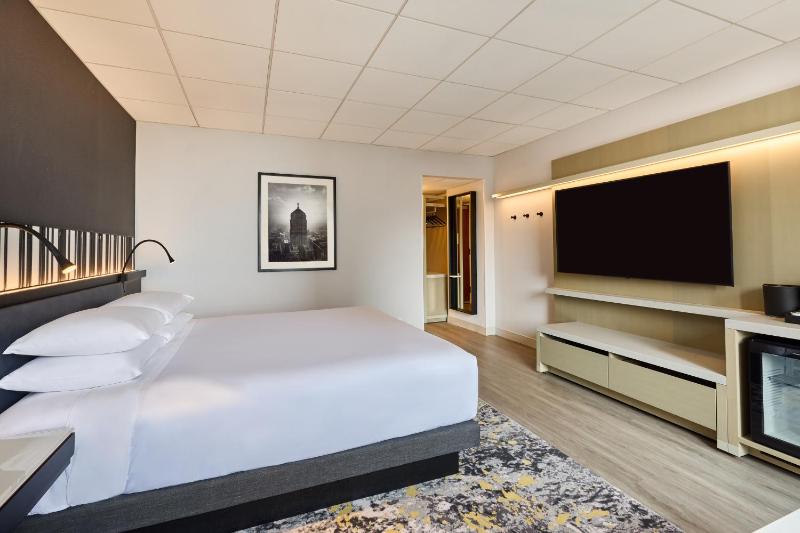 King Room with Accessible Shower - Disability Access image 3