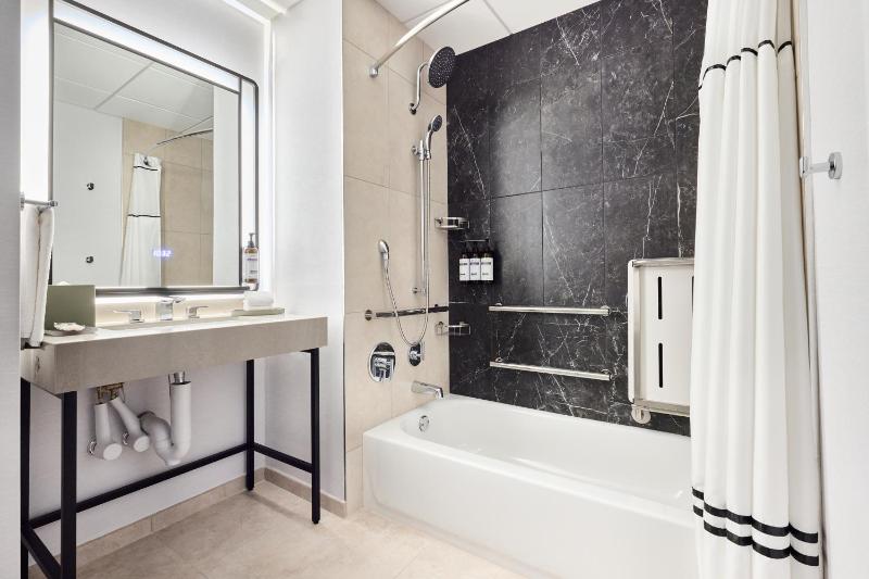 King Room with Accessible Tub - Disability Access image 4