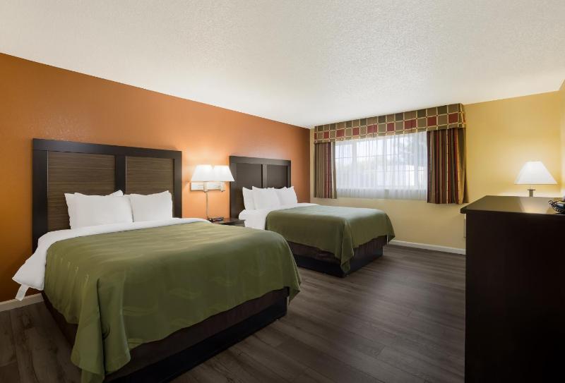 Queen Room with Two Queen Beds image 2